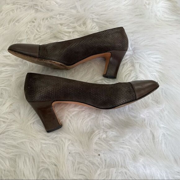 Vintage Salvatore Ferragamo Embossed Leather Spectator Pumps - Picture 4 of 10